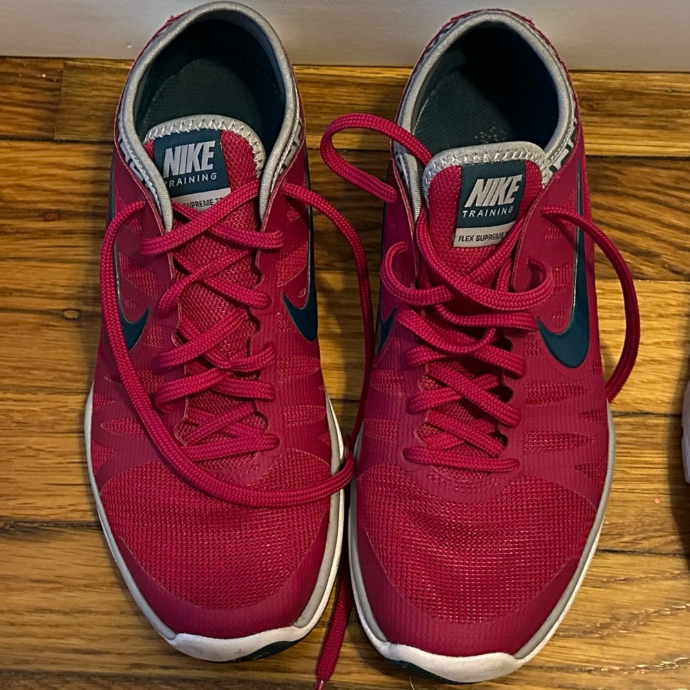 Women’s Nike walking sneaker